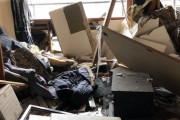 【画像】爆発温野菜の近くのアパートに住んでた人、部屋がぐっちゃぐちゃになる