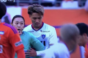 【画像】松木玖生くん、女性審判の胸をツンツンしてしまうwwwｗ