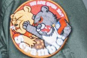 「クマがプーさんをパンチ」…台湾空軍パイロット着用のワッペンが話題に！