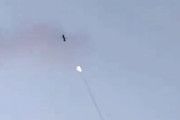 【動画】飛来したロシアの巡航ミサイルがカメラマンの真上で迎撃される。