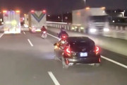 【動画】アクアに乗った異常者。高速道路でバイクにビタ付け煽りをしてしまう。