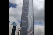 【動画】中国・深センにある超高層ビルが突然揺れる　多くの人が一斉に避難する騒ぎに