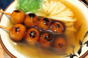 京都のうどん屋さん、みたらし団子をうどんにぶちこんでしまう