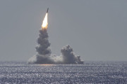 米海軍が核弾頭搭載可能の弾道ミサイル「トライデントII」発射実験…オハイオ級潜水艦メインから発射！