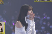 【乃木坂46】かっきーデザインに驚く齋藤飛鳥.gif 歴史が詰まってて泣くモザイクアート【ベストヒット歌謡祭2022】