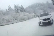 【極悪】雪道でノーマルタイヤのBMWに高速で突っ込まれてしまうドラレコ。