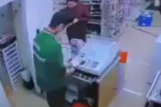 【動画】セブンイレブン店員さん、接客態度を注意してきた客にブチギレてボコボコにする