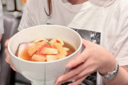 【 皆藤愛子 】　ロケの合間に“冷やし桃ラーメン”を満喫　「最高だった」とチャーシューと桃の意外な組み合わせに絶賛の表情