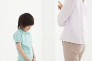 走り回っていた女の子がぶつかってきて、近くにいた母親が「謝りなさい！」と叫んだ。よくある親子のやり取りだけど、この親子はホラーだった…