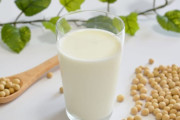 J( ‘ｰ`)し「健康のためにタンパク質摂取するわよ！！無調整豆乳1L200円で売ってたから1ダース買ってきたわよ！！」 ぼく「」