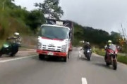 【動画】暴走バイク、車道の外を使ったすり抜けで自転車をはねてしまう(ﾟoﾟ)