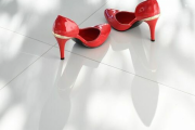【疑問】何で女性のフォーマルな衣装にはヒールがあるんだろう？ビジネスマナーって何？拷問の間違いじゃないか？