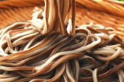 表はうどん、裏はそばの「うそば」
