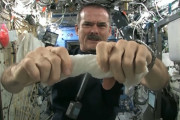 宇宙飛行士「宇宙で濡れたタオル絞ったらどうなるかなｗ？」→衝撃の結果にｗｗｗｗｗｗ