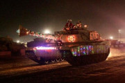 サンタクロースがM1A2エイブラムス戦車に乗ってやってきた！