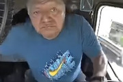 【動画】運転中に運転席を離れたトラックドライバーが事故を起こすインカメラ。