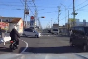 【動画】愛知で信号無視の原付きが車にぶっ飛ばされる事故。