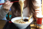 【画像】女さん、ラーメン屋で盛大にやらかす