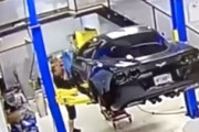 大損害。リフトアップ中のコルベットC6を落としてしまう悲しい動画。