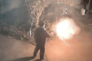【動画】手持ち花火が爆発して指を失ってしまう事故。（中国）