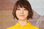 【悲報】声優の花澤香菜さん、仕事のため偉いオッサンに肩を組ませてしまう