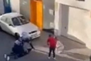 海外「逮捕現場を撮影しているカップルを殴るスペイン警察」