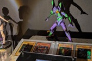 俺の部屋の遊戯王コーナーにエヴァ初号機飾ってみたｗｗｗｗｗ