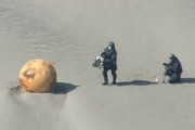 【浜松】海保も「見たことがない」約1.5ｍの鉄球のようなもの漂着　周辺200ｍ立入禁止に