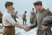 「戦場で銃撃戦を繰り広げていた敵軍同士だけどこの日だけは......」英大手スーパーのCMがめちゃくちゃ泣けると話題に(´；ω；｀)　