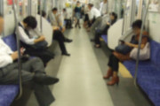 「臭いと言われた」走行中の列車内で、男子高生の頭を何度も殴る…50歳の男を逮捕