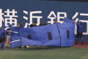 オリックス福田がフェンスに激突…ブルーシートと担架が出てくるも、自力で歩いてベンチへ
