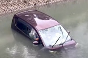 【沖縄】軽自動車の高齢者がフェンスを突き破って川に落ちてしまう事故。
