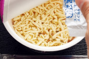 【朗報】カップ麺の「かやく」のは「火薬」ではなく「加薬」だった