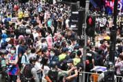香港で国家安全法に反対する大規模なデモが開催される