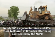 ニューヨーク市警、違法走行で押収のオフロード用バイク１００台近くをブルドーザーで踏みつぶす