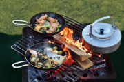 キャンプ初心者からベテランまで愛される「ファイアグリル」の魅力とは？