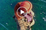 ロシア人男性が凍り付いた湖の上を歩くスリリングな映像が海外で話題に