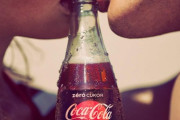 【悲報】コカコーラさん、エチな広告を作ってしまうｗｗｗｗｗｗｗｗｗ