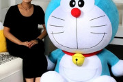 ドラえもんの等身大ぬいぐるみ(19万円)、思ったよりでかい