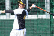 阪神・秋山が屋外フリー打撃　２５スイング中柵越え５本
