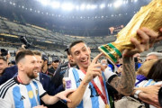 【W杯】メッシが掲げたW杯優勝トロフィー、偽物だった…複製した夫婦は炎上でSNS閉鎖