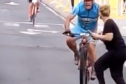 なんでだよｗｗｗ自転車レースの最悪の場面でコースを横切ったおばちゃん(@_@;)