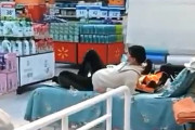 【動画】中国、ウォルマートで陽性者が出てが封鎖！客はそのまま店内で隔離される！
