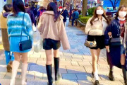 【これさぁ…】前を歩いてる女「後ろチラッ…チラッ…」←