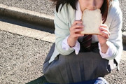 【画像】家が貧しくて道路に落ちてる食パンを食べる女子高生…