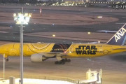 ANA国内線用の「スター・ウォーズ」特別塗装機が引退…お別れイベントにファン集結！