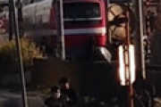 【動画】 東武伊勢崎線 福居〜東武和泉駅間で踏切事故 「りょうもう17号がN BOXと衝突」「スカートを右半分切られて痛々しい姿に・・」 現場動画が公開される