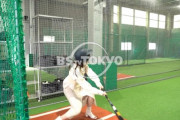 スリットから美脚が・・・弓木奈於、まさかのタイトスカート姿でバッティングセンターへwww【乃木坂46】