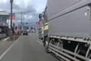 【動画】 あぶない！ ウインカーも出さず幅寄せする危険運転トラックを告発 ⇒ 特定される　その評判に驚き・・