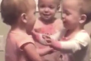 ひさしぶり会いたかったよ！再開を祝ってハグでお互いを称え合う赤ちゃんたち。海外の反応